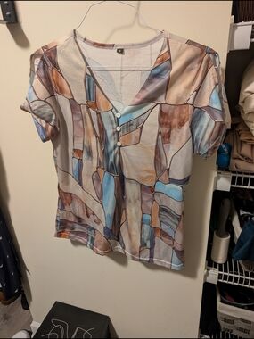 Womens Short-Sleeve V-Neck Abstract Print Top in Blue and Brown